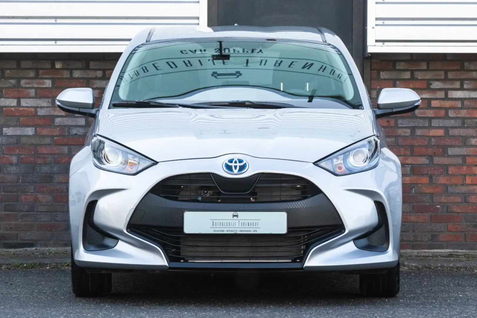 Toyota Yaris 1.5 Hyb. Dynamic Grijs - 1