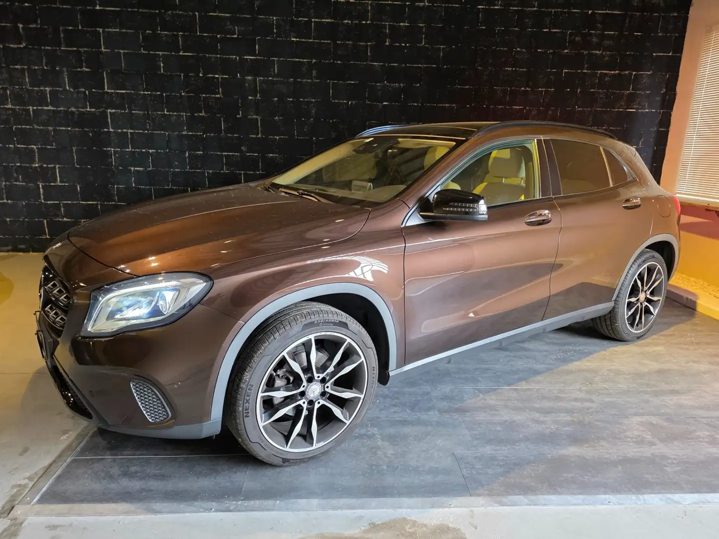 Mercedes-Benz GLA 200 GLA 200 Premium auto Marrón - 1