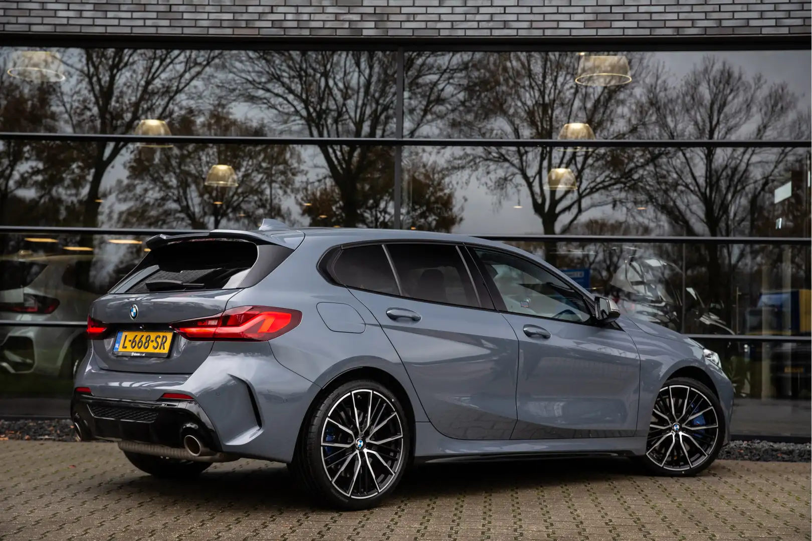 BMW 135 1-serie M135i xDrive High Executive 306pk , Harman Grijs - 2