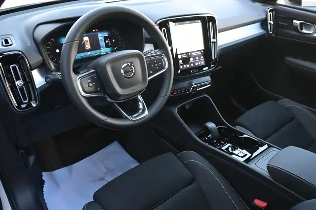 Volvo XC40 view 12