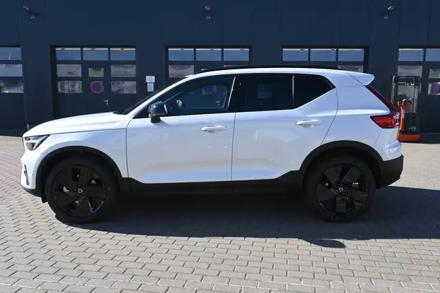 Volvo XC40 view 3