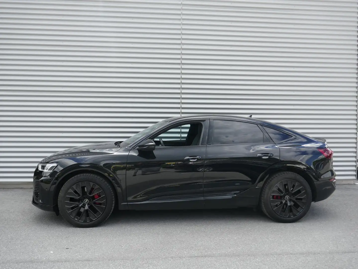 Audi Q8 55 e-tron quattro S line Zwart - 2