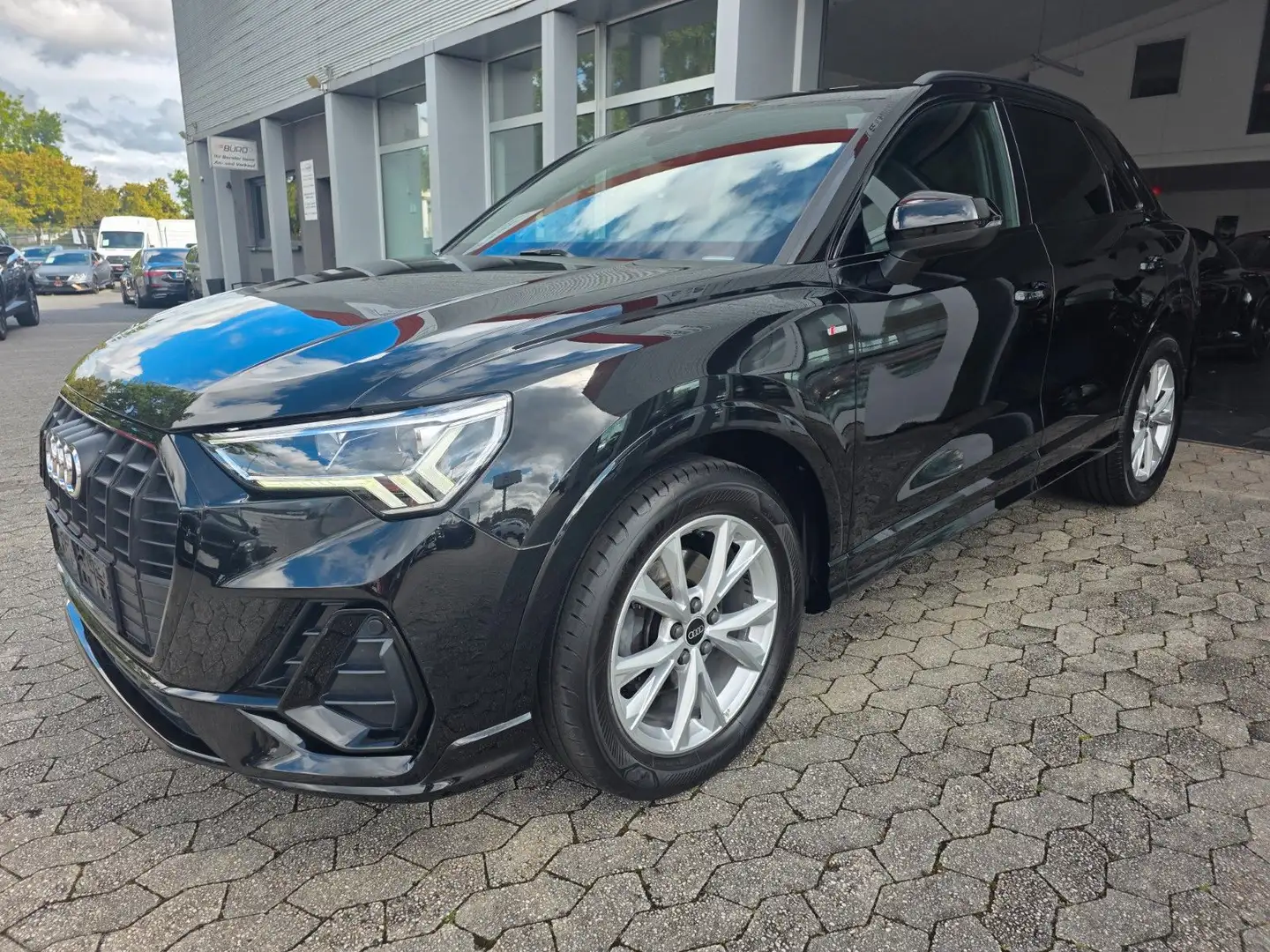Audi Q3 35 TDI S line Schwarz - 1