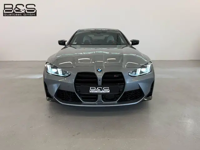 BMW M4 view 3