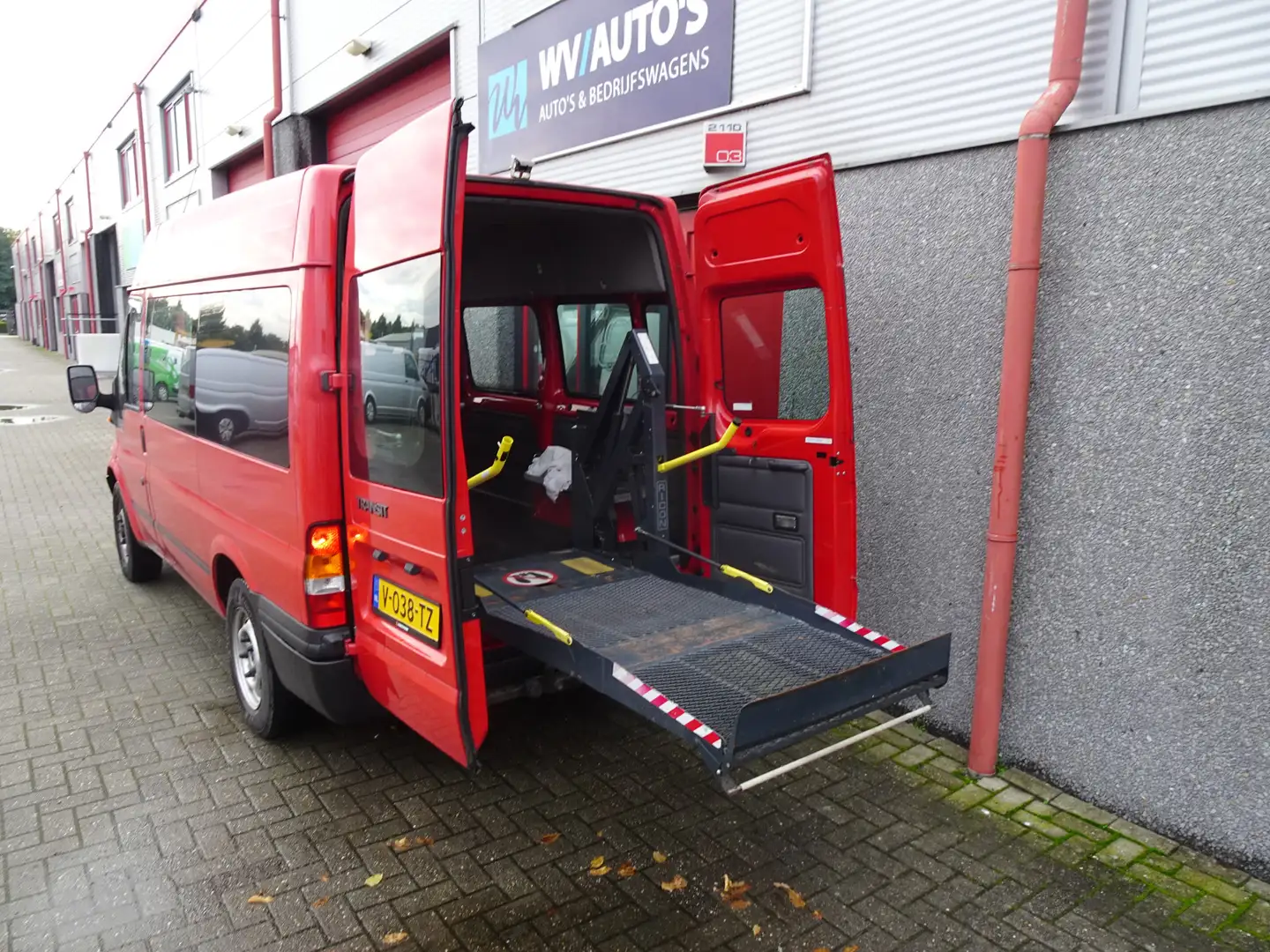 Ford Transit 300S 2.4TDdi rolstoelbus met lift automaat Rot - 2
