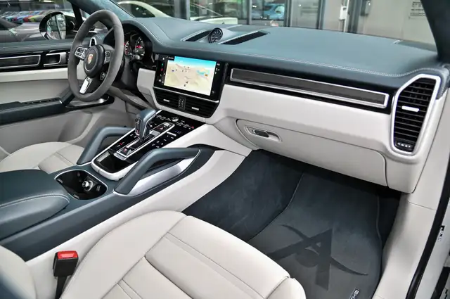 Porsche Cayenne view 12