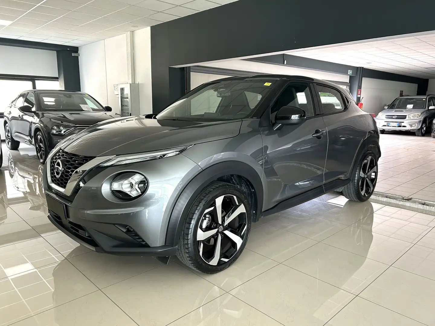 Nissan Juke 1.0 DIG-T 114 CV N-Connecta Серый - 1