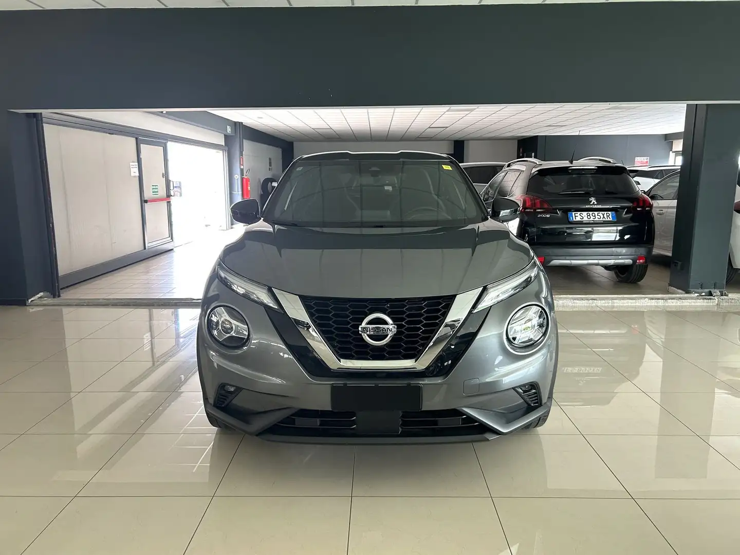 Nissan Juke 1.0 DIG-T 114 CV N-Connecta Серый - 2