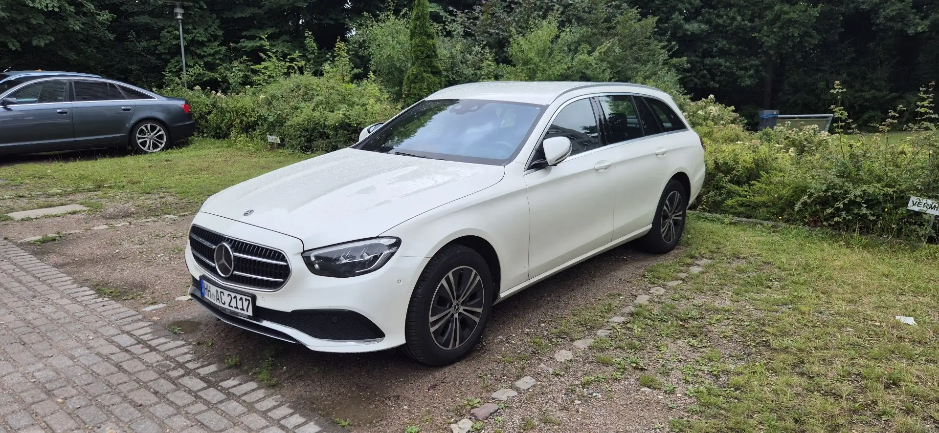 Mercedes-Benz E 220 d T 9G-TRONIC AMG Line - 1