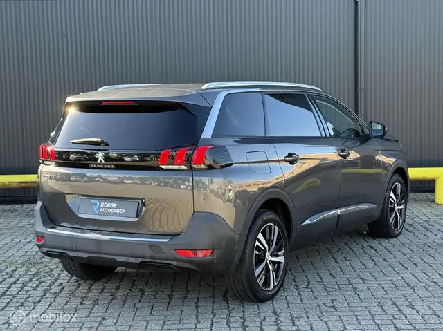 Peugeot 5008 view 3