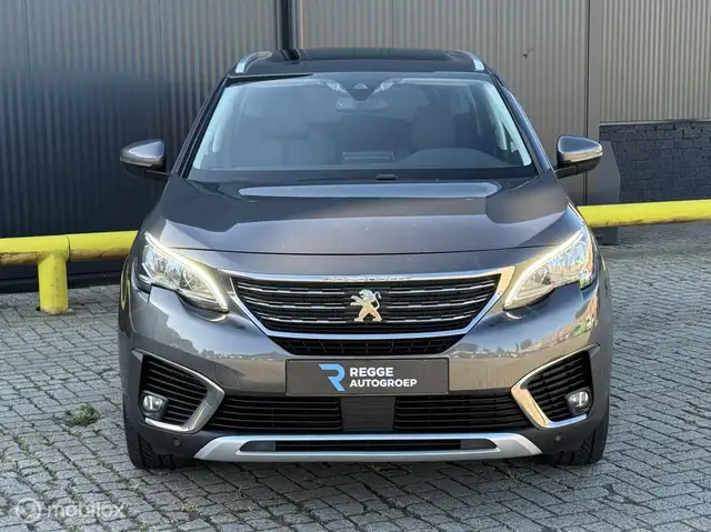 Peugeot 5008 view 5