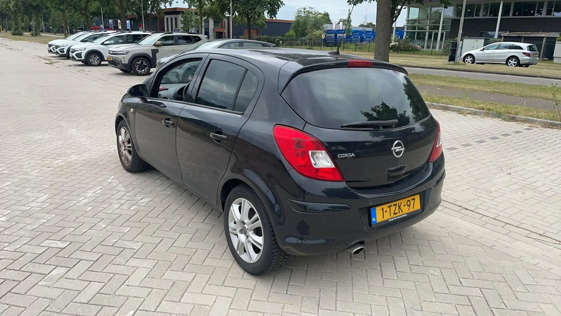 Opel Corsa 1.2-16V BlitZ | Navigatie | LM velgen | Airconditi Zwart - 2