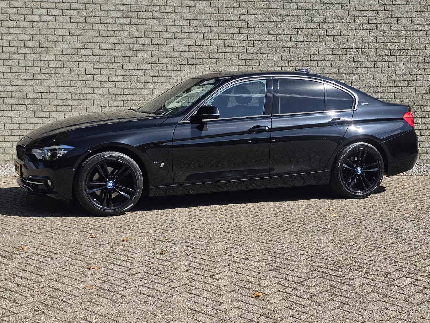 BMW 330 3-serie 330e Edition M Sport Shadow High Executive Zwart - 2