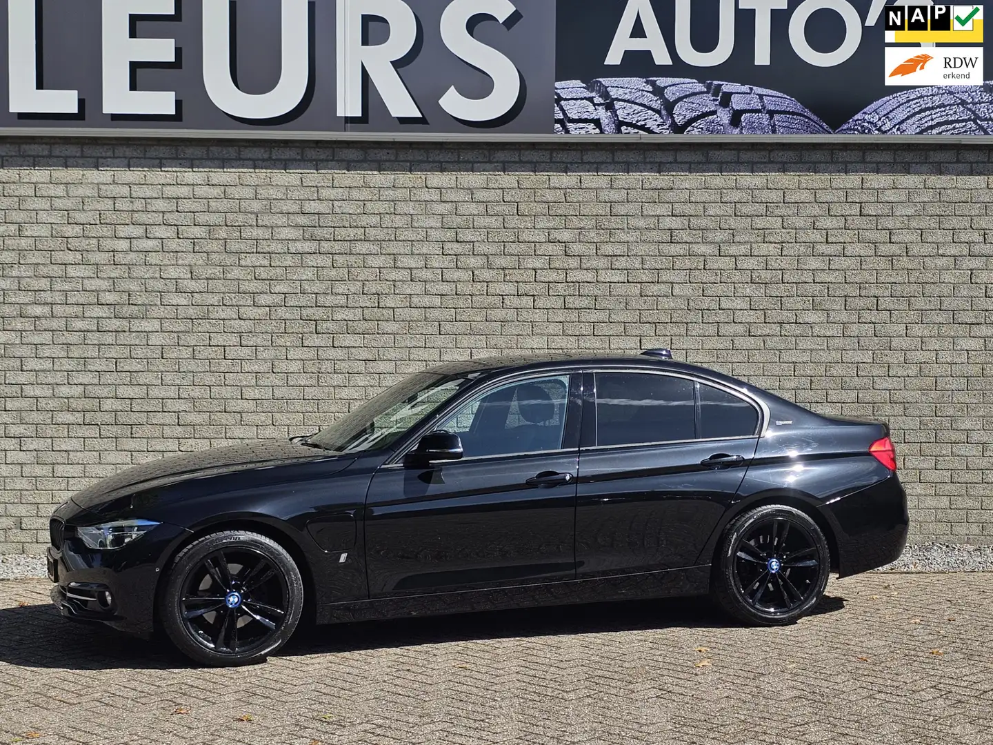 BMW 330 3-serie 330e Edition M Sport Shadow High Executive Zwart - 1