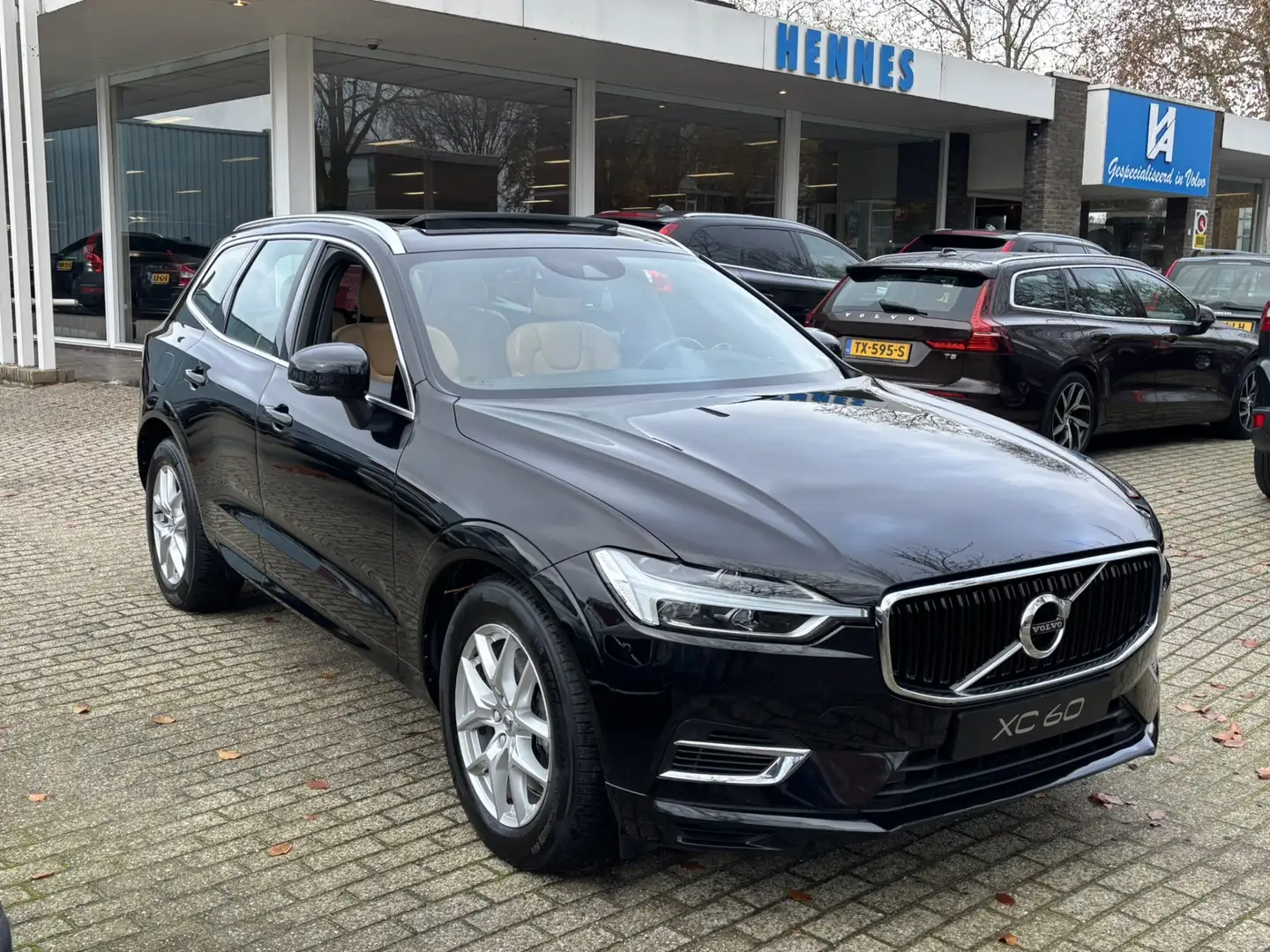 Volvo XC60 T8 Twin Engine AWD Momentum Panorama Luchtvering Zwart - 1