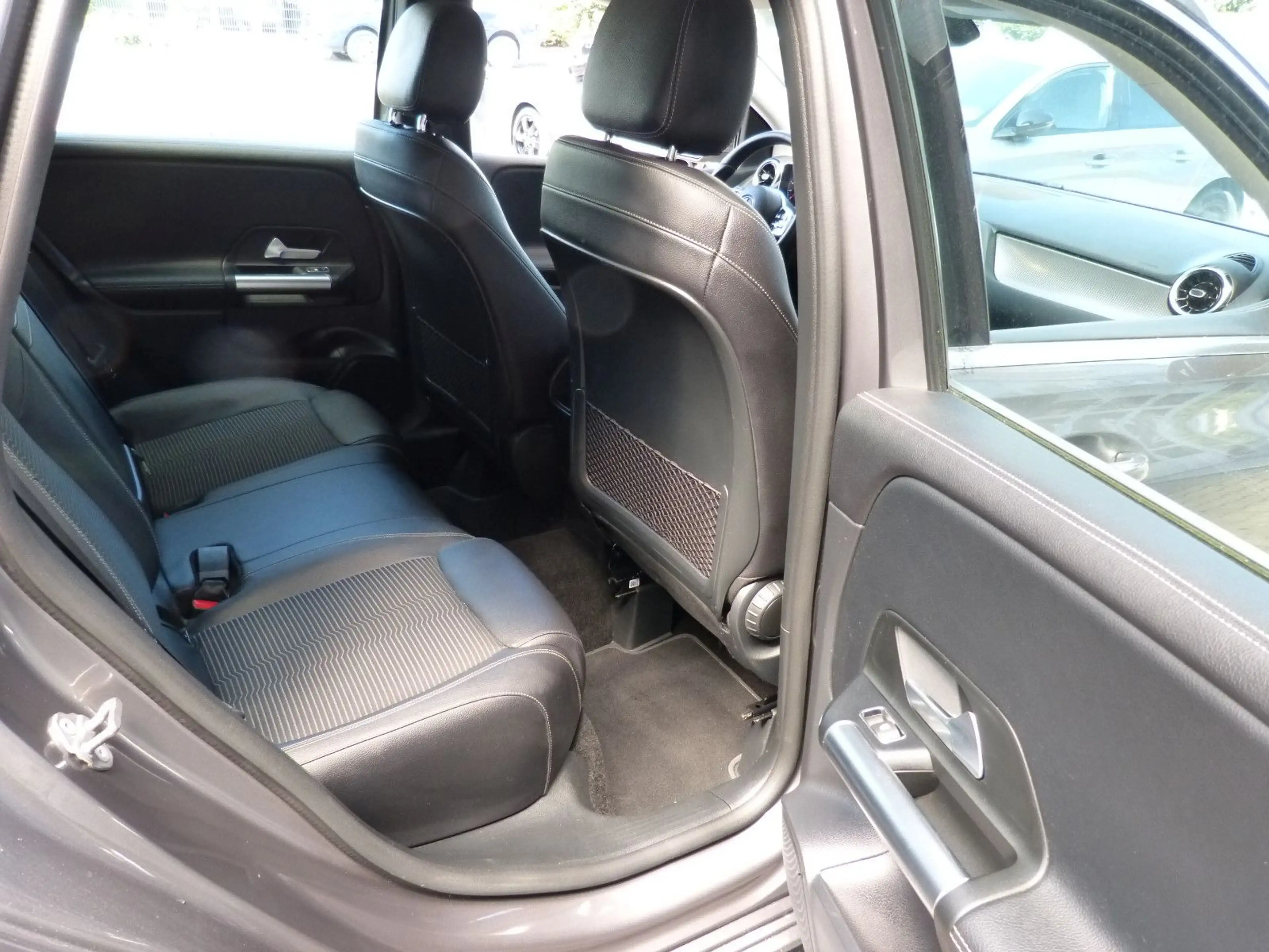 Mercedes-Benz B 180 PROGRESSIVE AHK NAVI PDC MBUX SHZ — photo 11