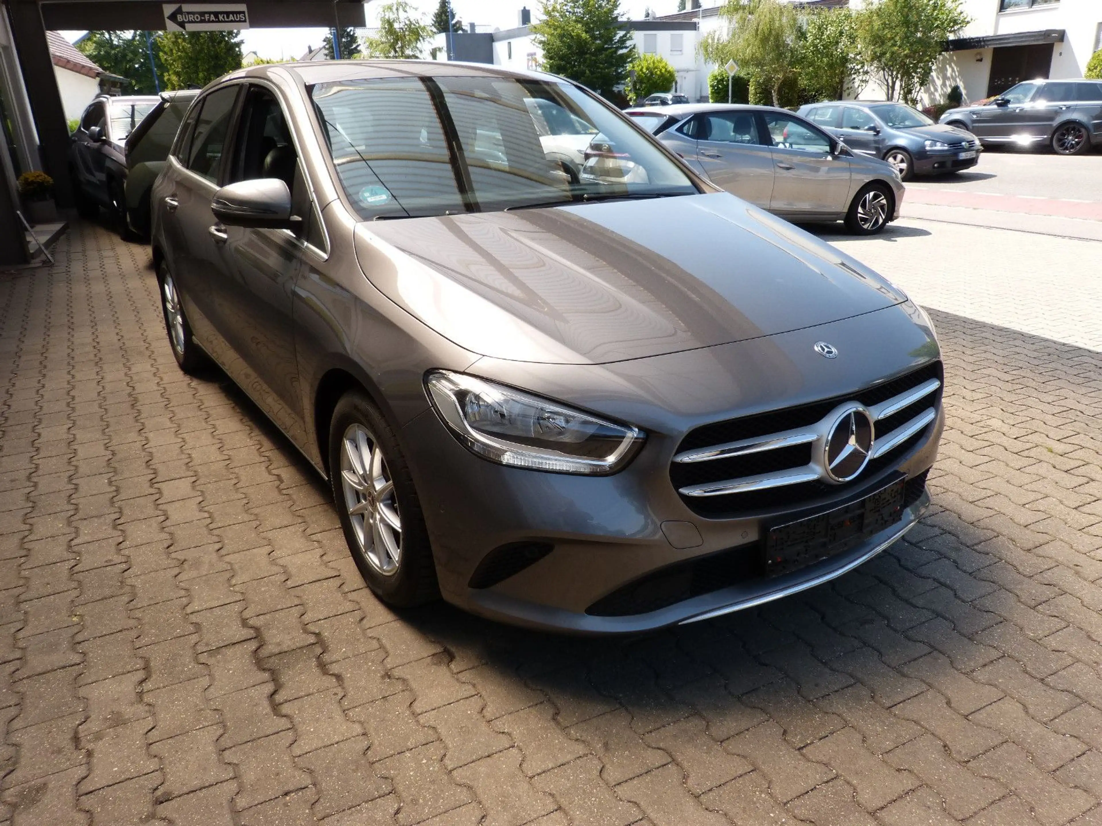 Mercedes-Benz B 180 PROGRESSIVE AHK NAVI PDC MBUX SHZ