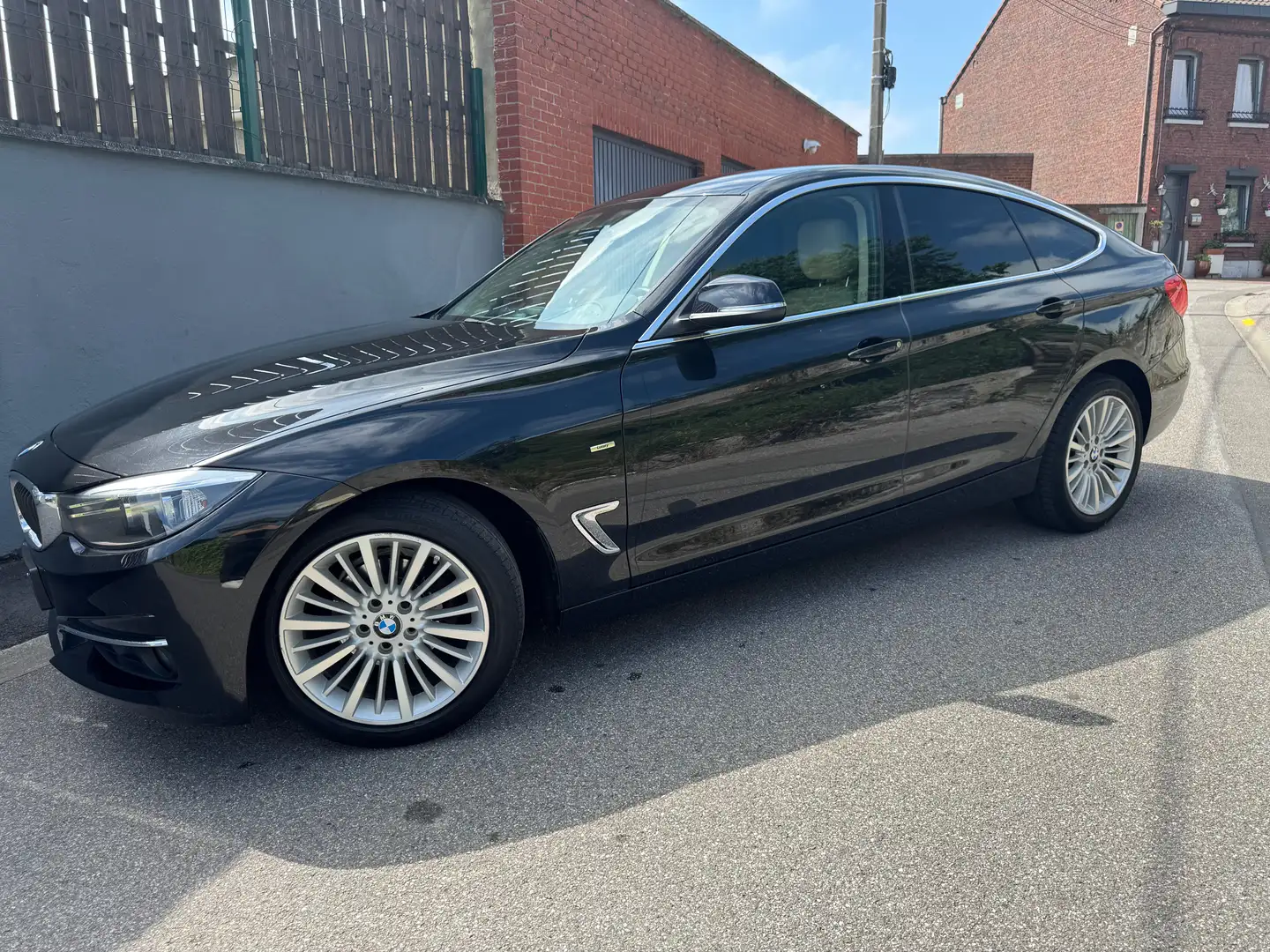 BMW 318 Gran Turismo 318 d crna - 1