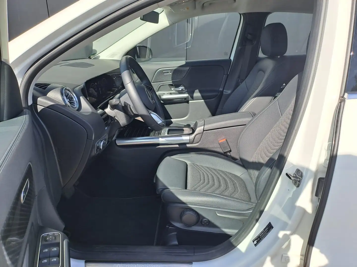 Mercedes-Benz GLA 180 Luxury Line | Distronic | 360° Parkeerpakket | Aut Weiß - 2