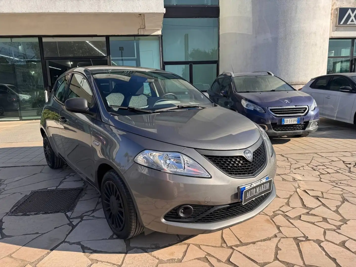 Lancia Ypsilon 1.0 FireFly 5 porte S&S Hybrid Ecochic Silver Grigio - 2