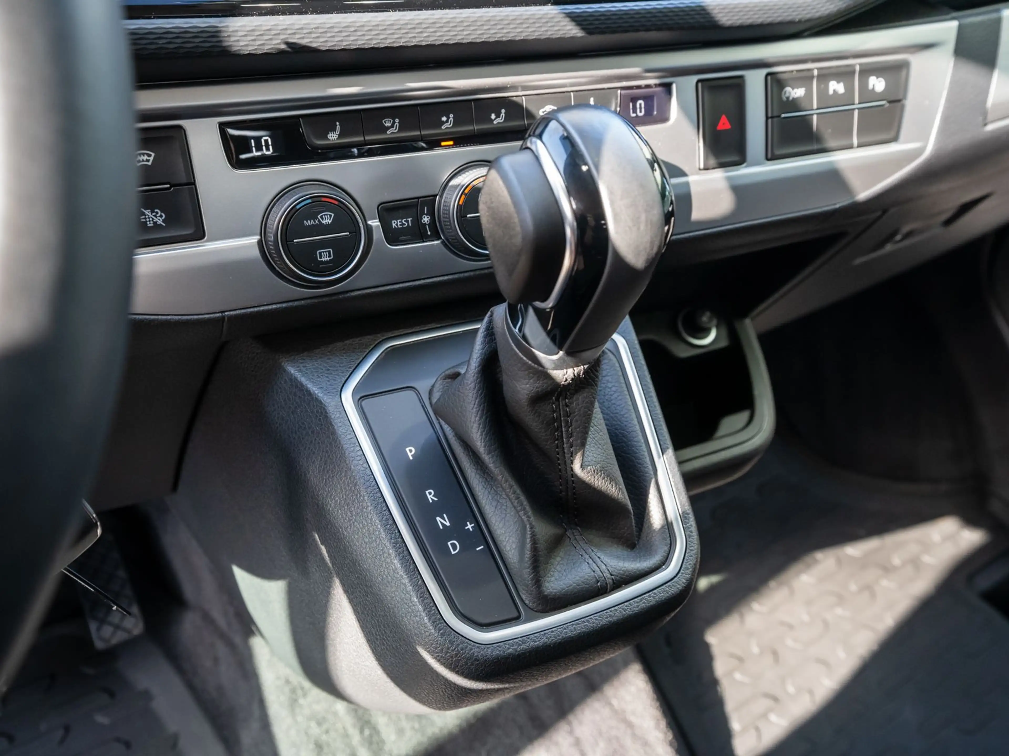 Volkswagen T6.1 Multivan Edition 2.0TDI 4M DSG AHK Navi ACC — photo 14