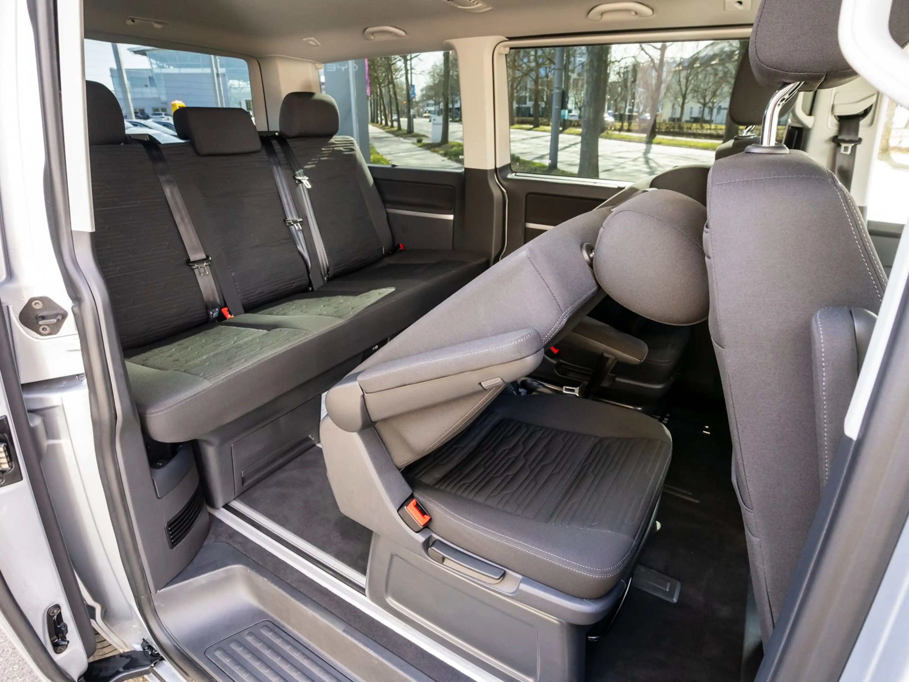 Volkswagen T6.1 Multivan Edition 2.0TDI 4M DSG AHK Navi ACC — photo 8