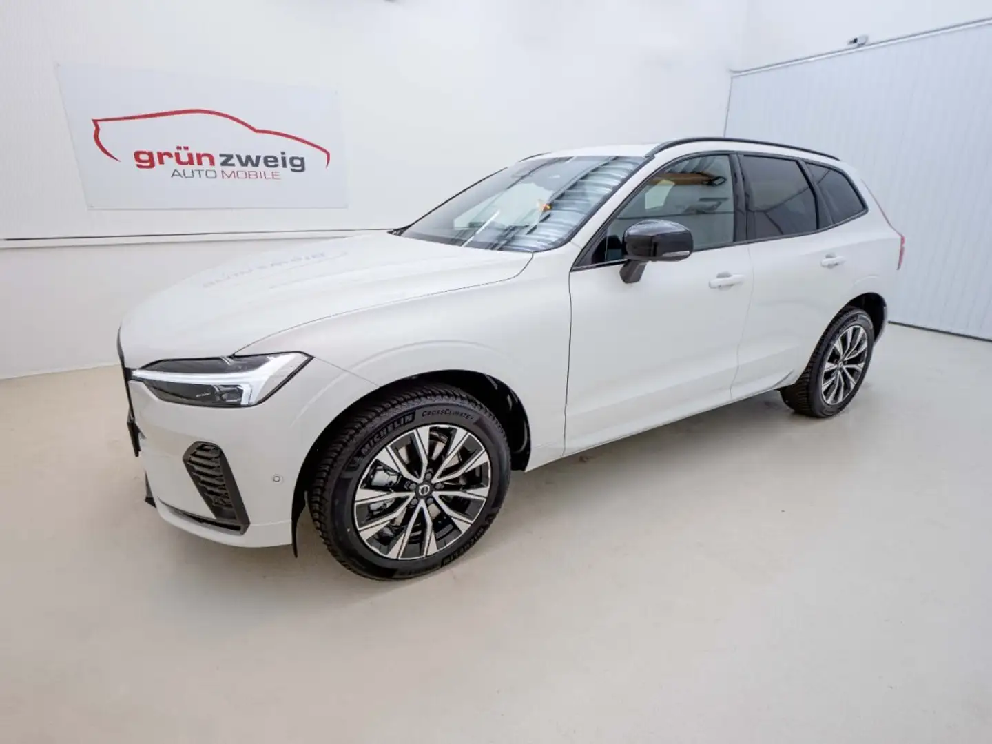 Volvo XC60 Plus, T6 AWD Plug-in Hybrid, Elektrisch/Benzin, Dark Weiß - 1