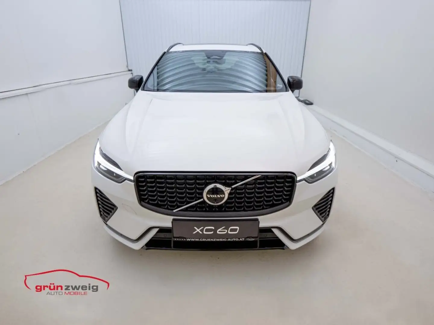 Volvo XC60 Plus, T6 AWD Plug-in Hybrid, Elektrisch/Benzin, Dark Weiß - 2
