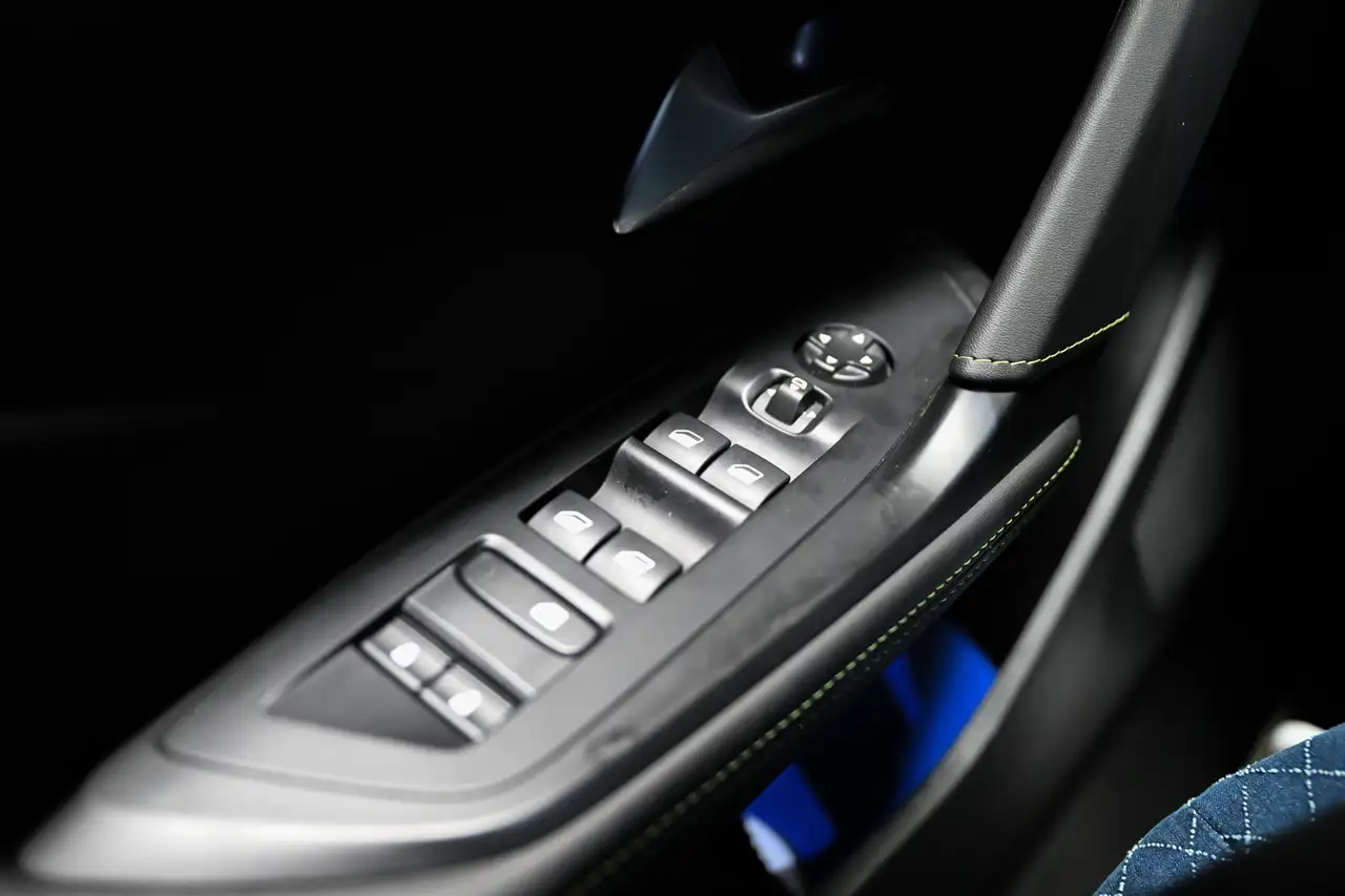 Peugeot 408 GT Hybrid 145 /CAMERA/ GPS/ALCANTARA 9