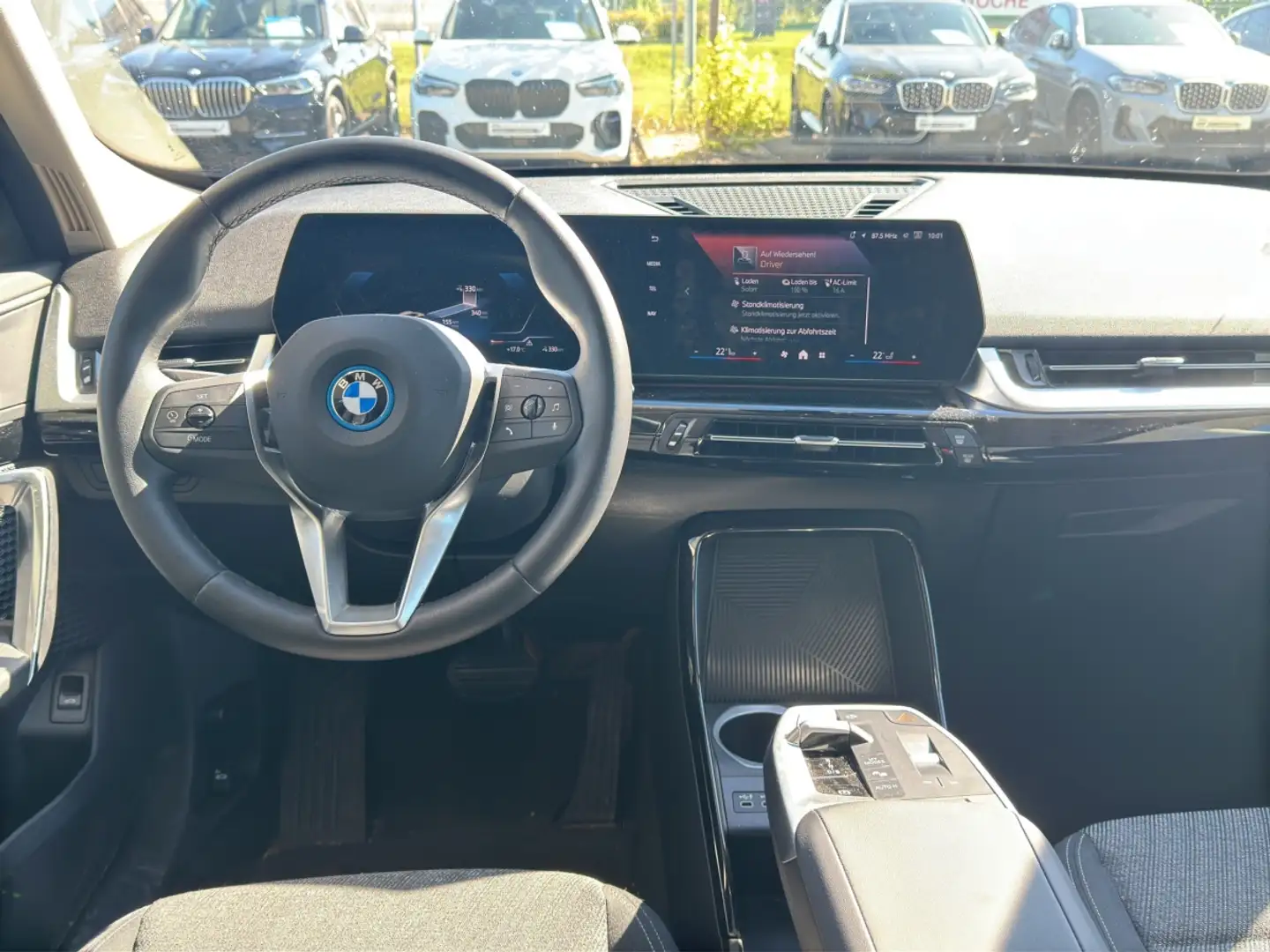 BMW iX1 eDrive20 DrivingAssist. Fernlichtassist. Silber - 2