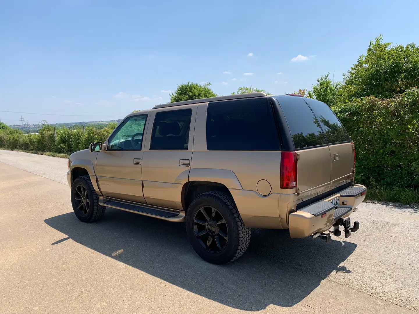 GMC Yukon Denali Gold - 2