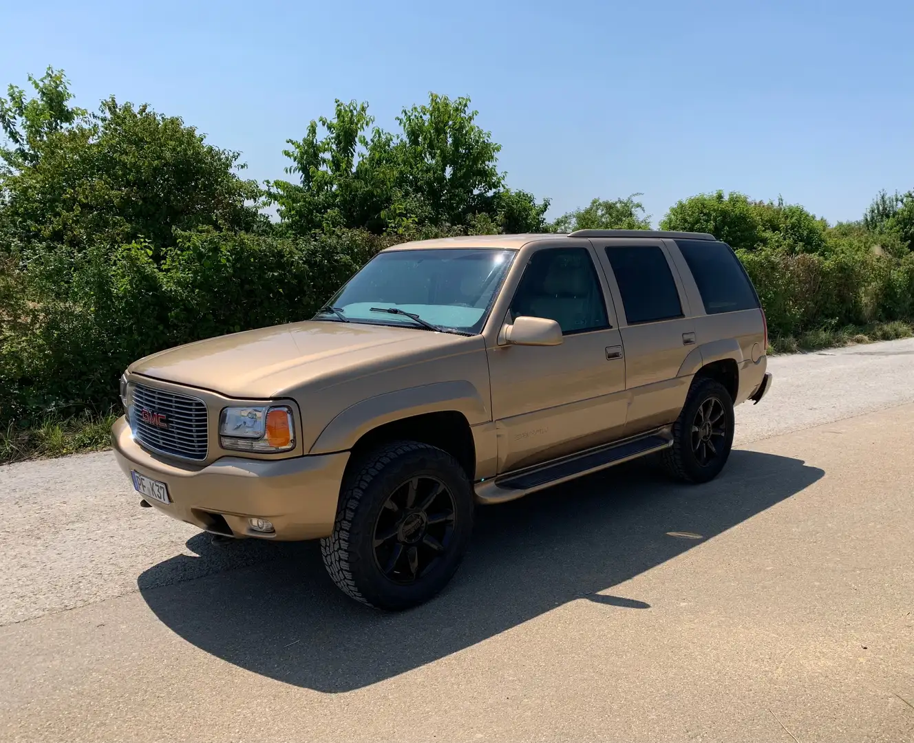 GMC Yukon Denali Gold - 1