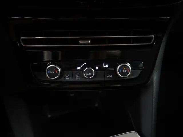 Opel Mokka-E view 11