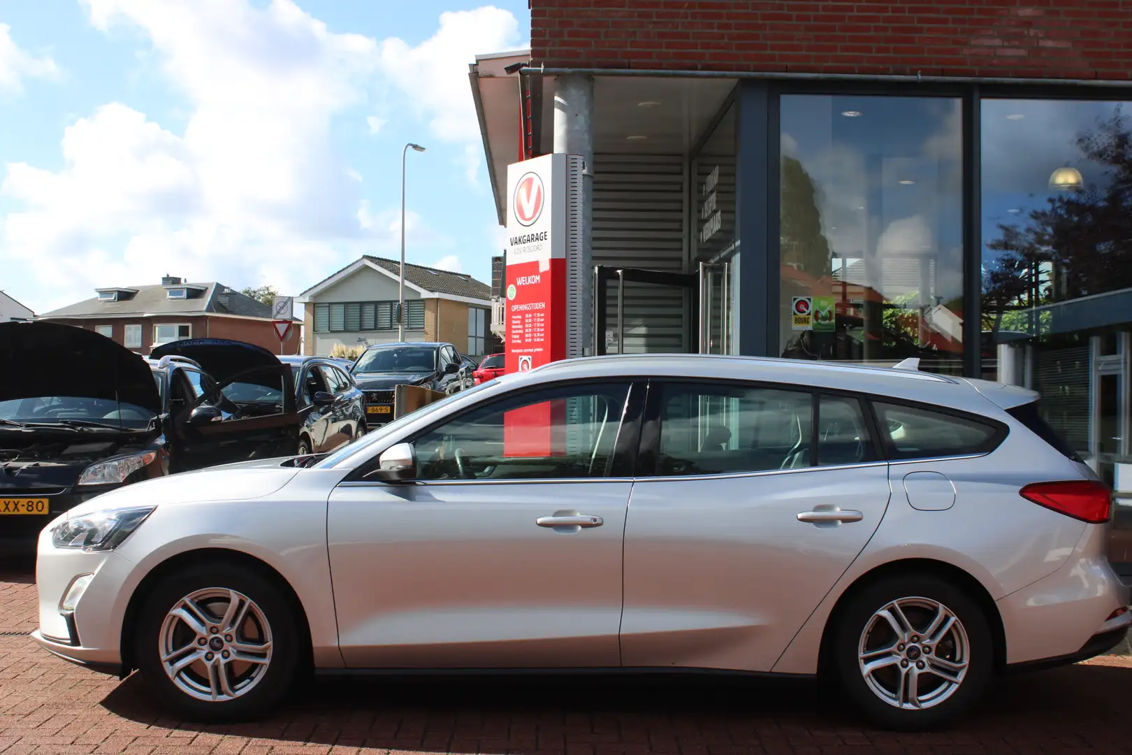 Ford Focus Wagon 1.0 EcoBoost *Trend* | Carplay | Navigatie | Grijs - 2