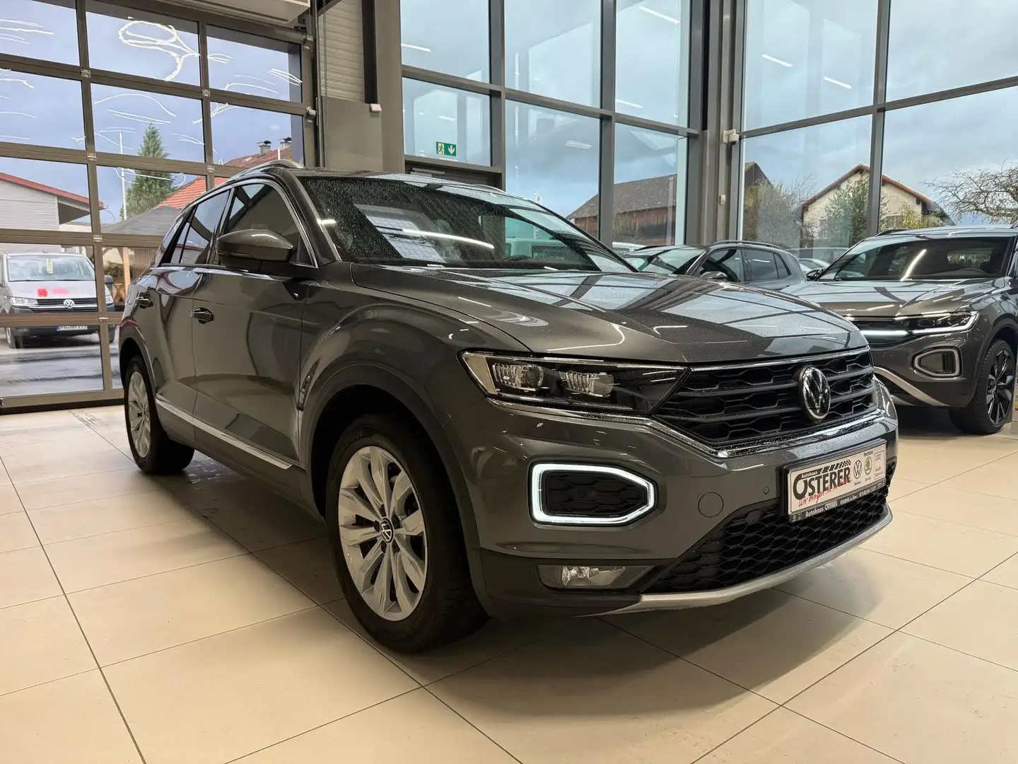Volkswagen T-Roc 1.5 TSI DSG Sport AHK Navi LED Scheinwerfer App Co Grau - 2
