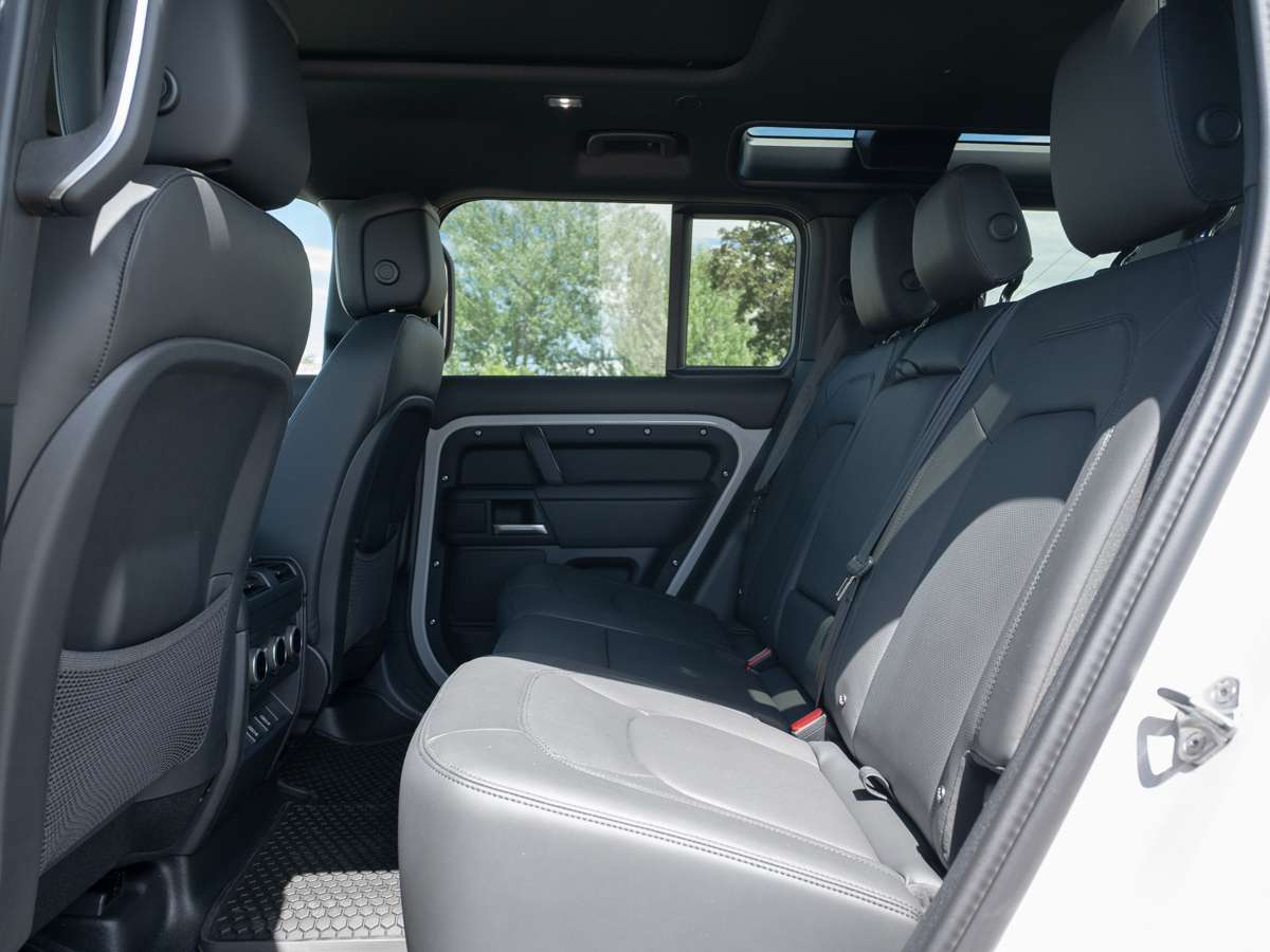 2026 Land Rover Defender 110 P300 S alt 5