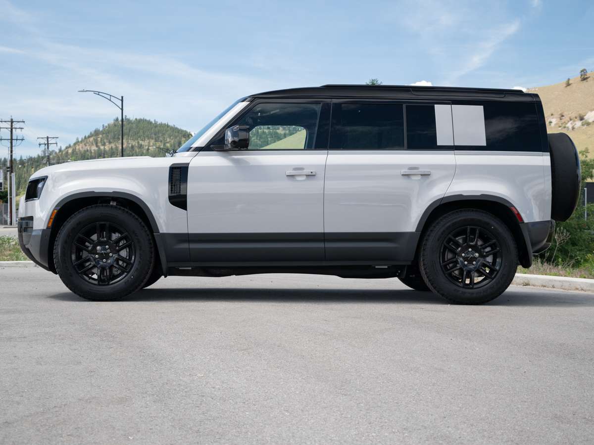 2026 Land Rover Defender 110 P300 S thumb 6