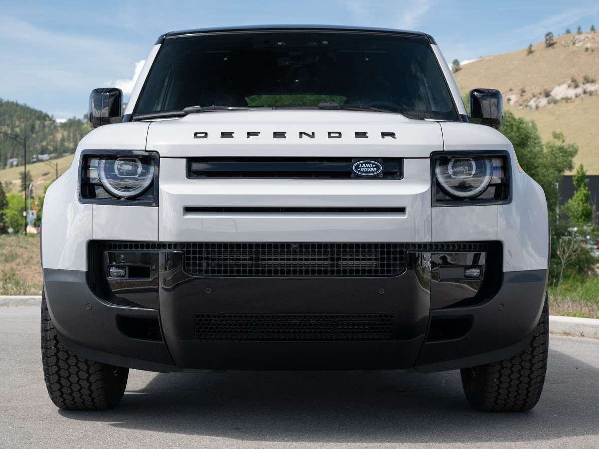 2026 Land Rover Defender 110 P300 S thumb 8