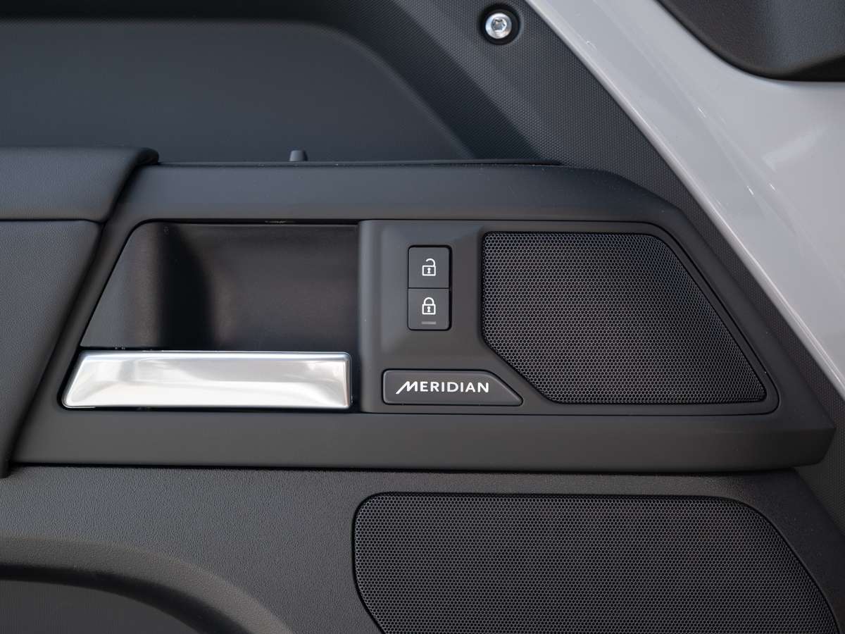 2026 Land Rover Defender 110 P300 S thumb 13
