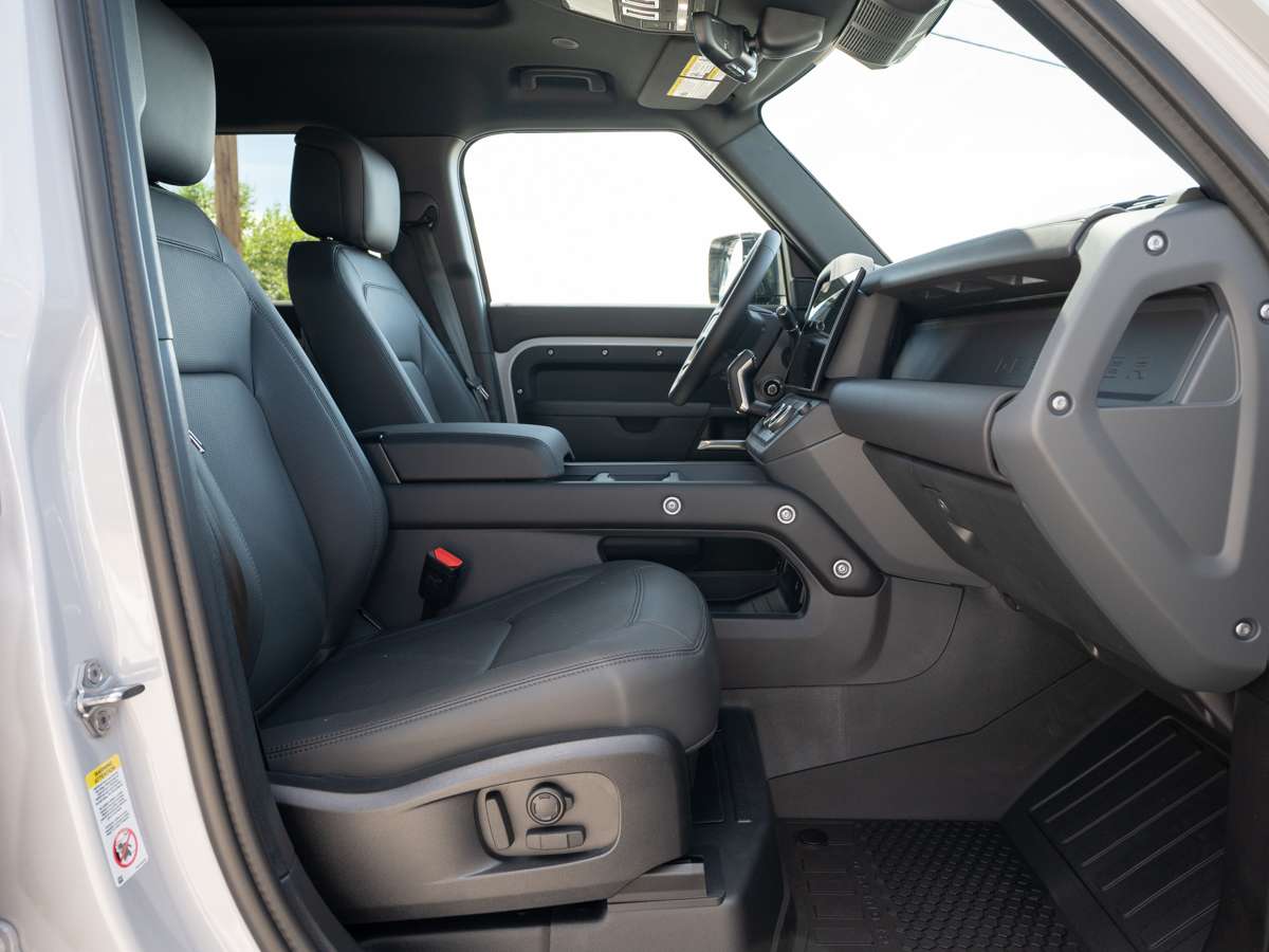 2026 Land Rover Defender 110 P300 S alt 3