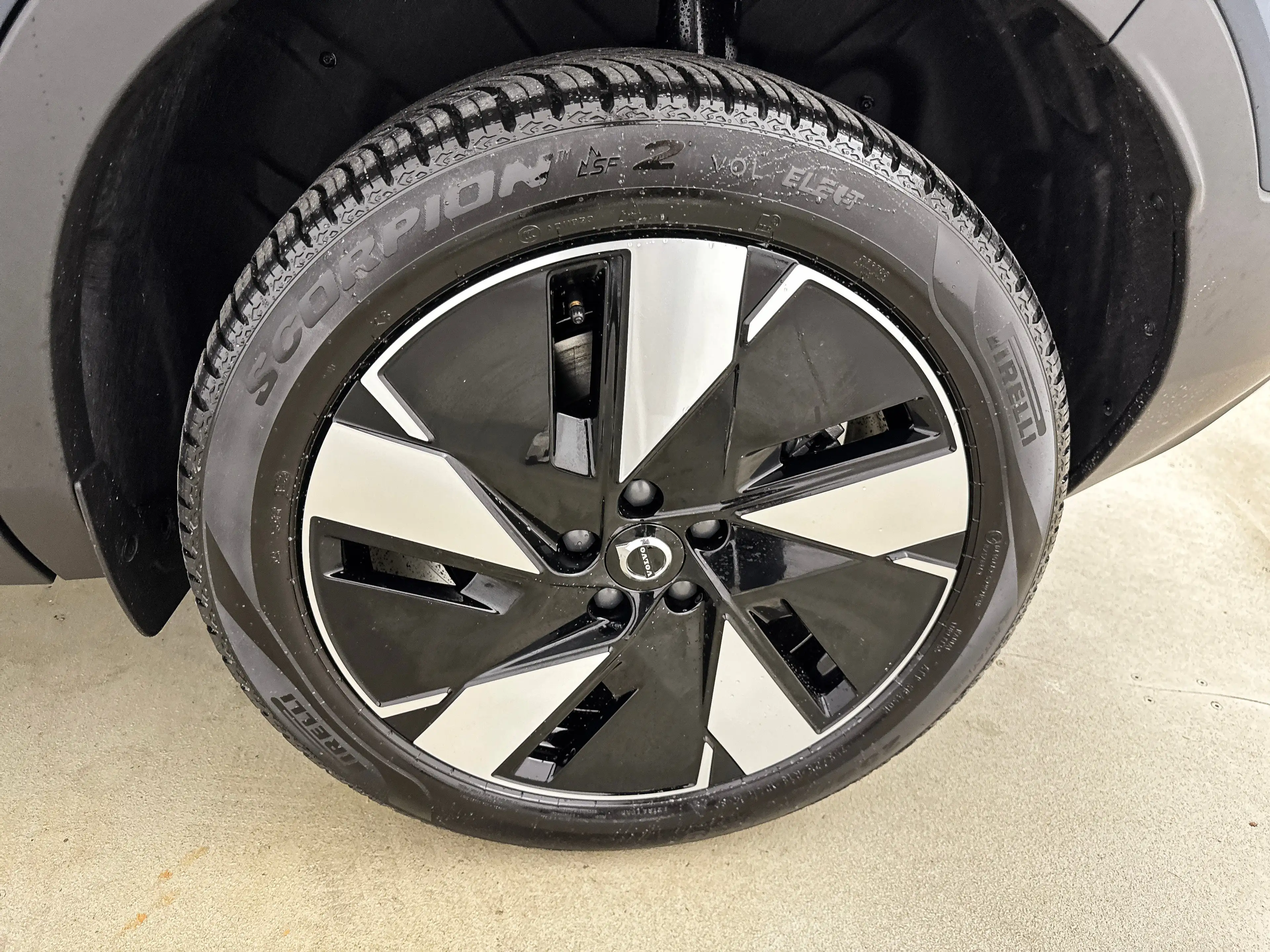 Volvo EX40 Single Motor 82kWh Ultra Europa | 19" Allseason | — photo 9