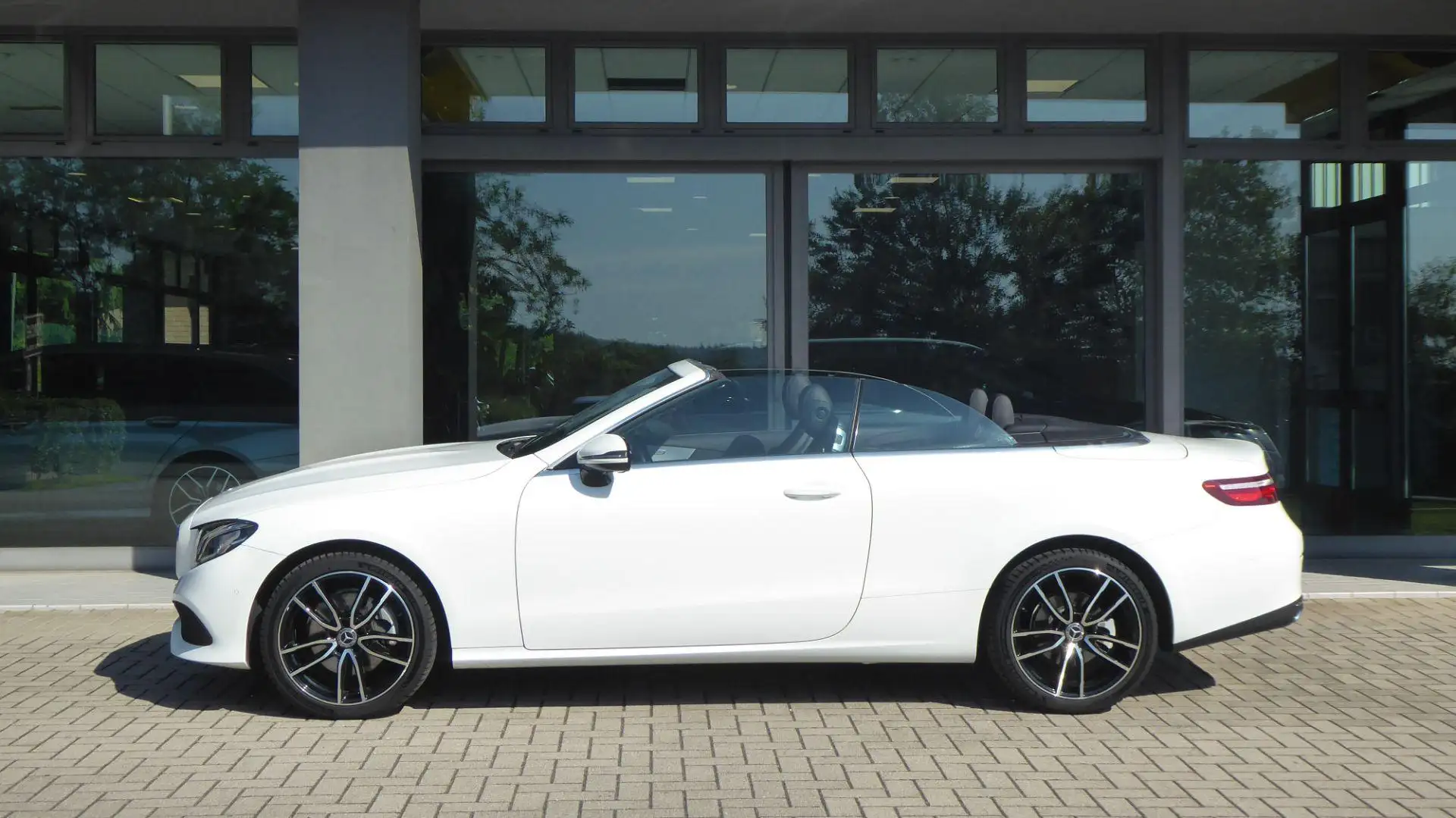 Mercedes-Benz E 220 d Auto 4Matic Cabrio Business Sport Bianco - 2