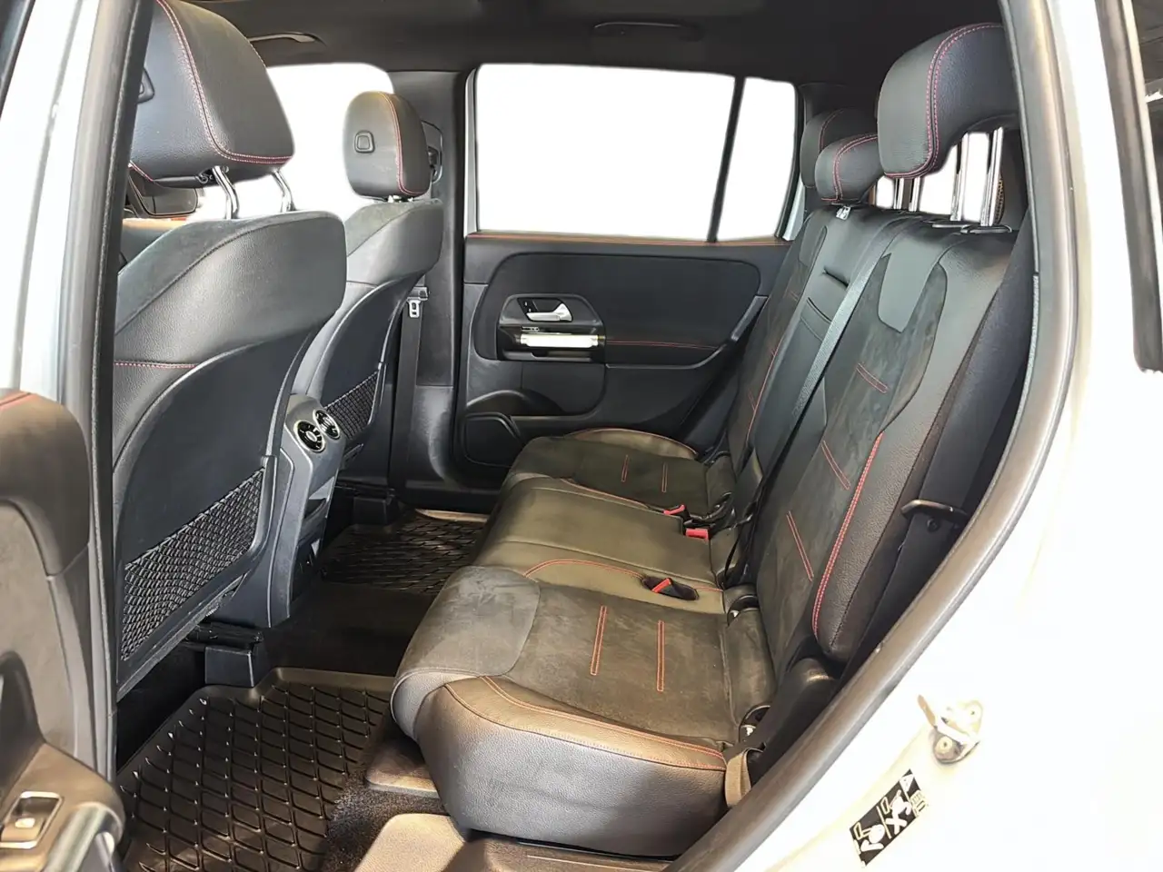 Mercedes-Benz GLB снимка Mercedes-Benz GLB