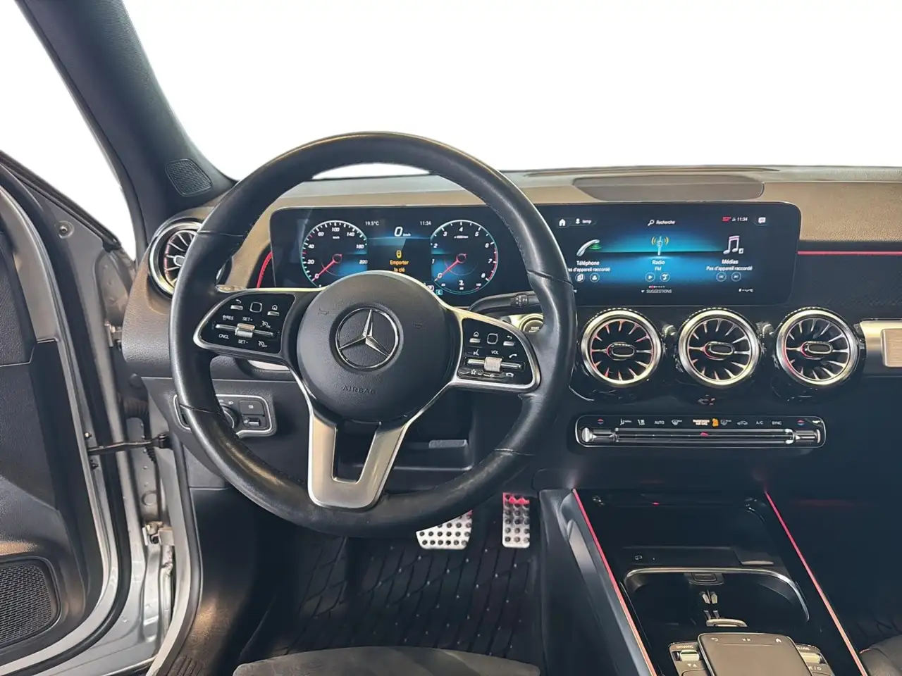 Mercedes-Benz GLB снимка Mercedes-Benz GLB