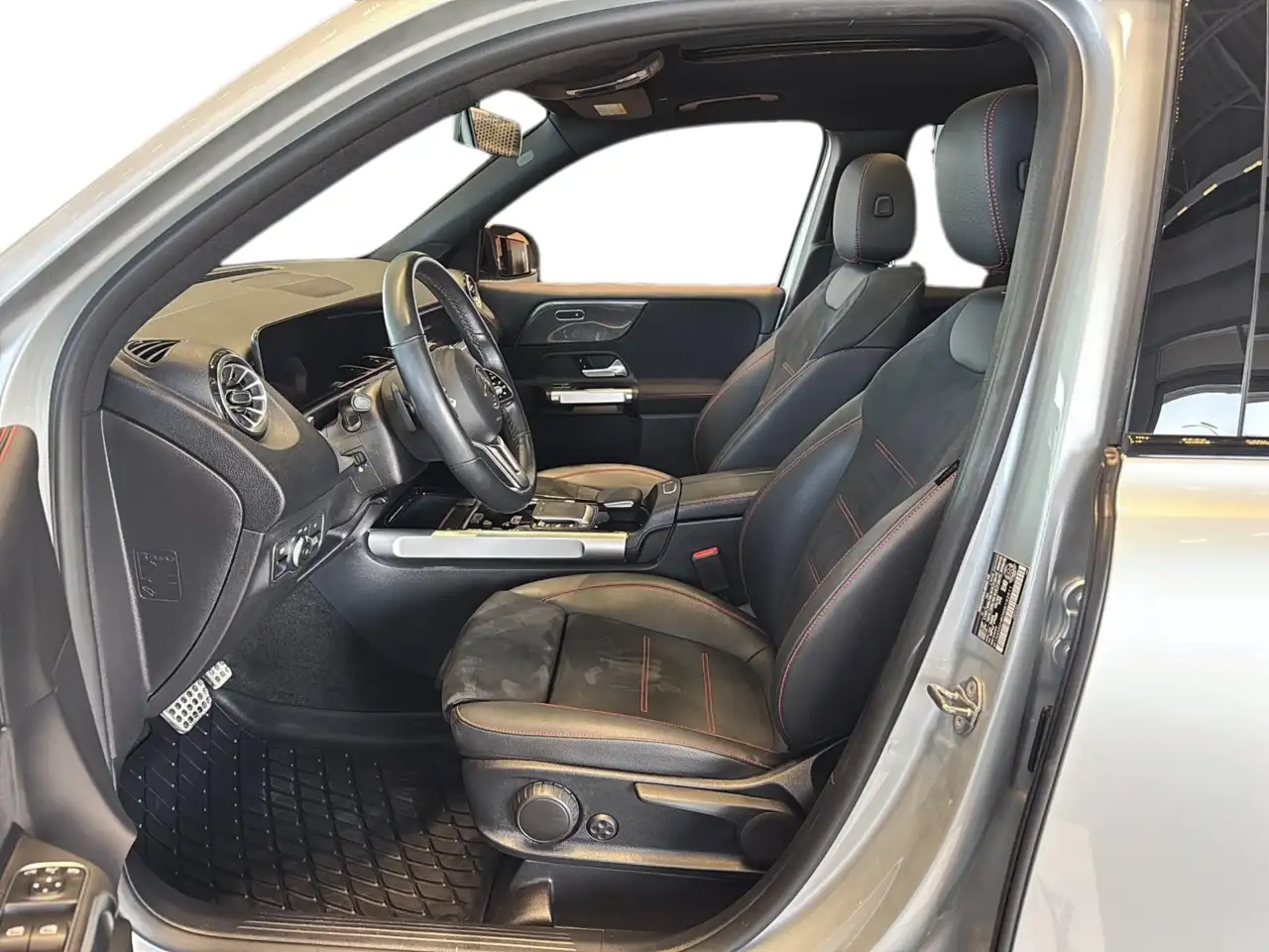 Mercedes-Benz GLB снимка Mercedes-Benz GLB