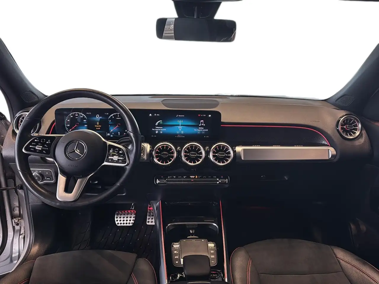 Mercedes-Benz GLB снимка Mercedes-Benz GLB