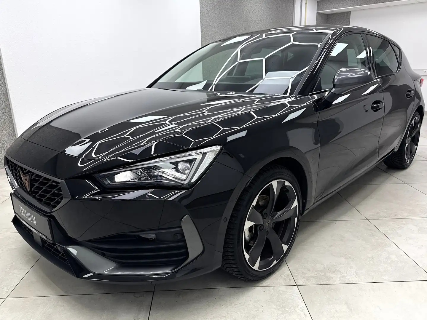 CUPRA Leon 1.5 eTSI ACC Spur Navi+ RCam SHZ F-Link KeylGO Schwarz - 2