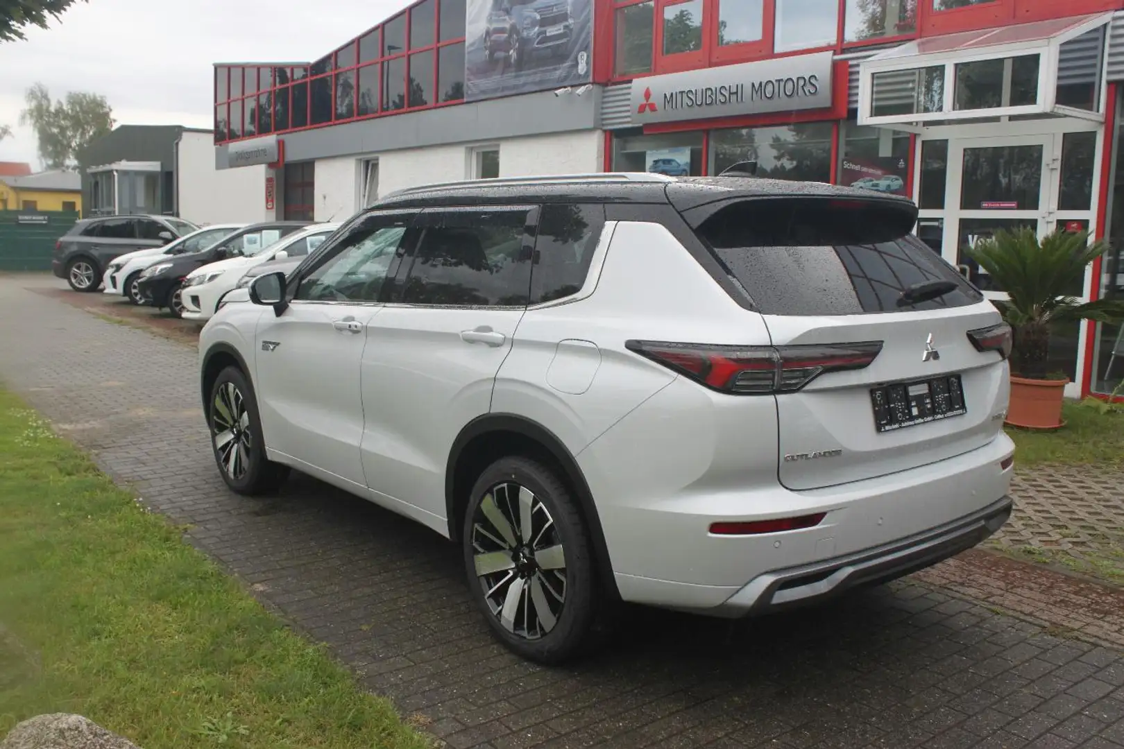 Mitsubishi Outlander 2.4L PHEV TOP Luxury-Paket 2-Farb Weiß - 2