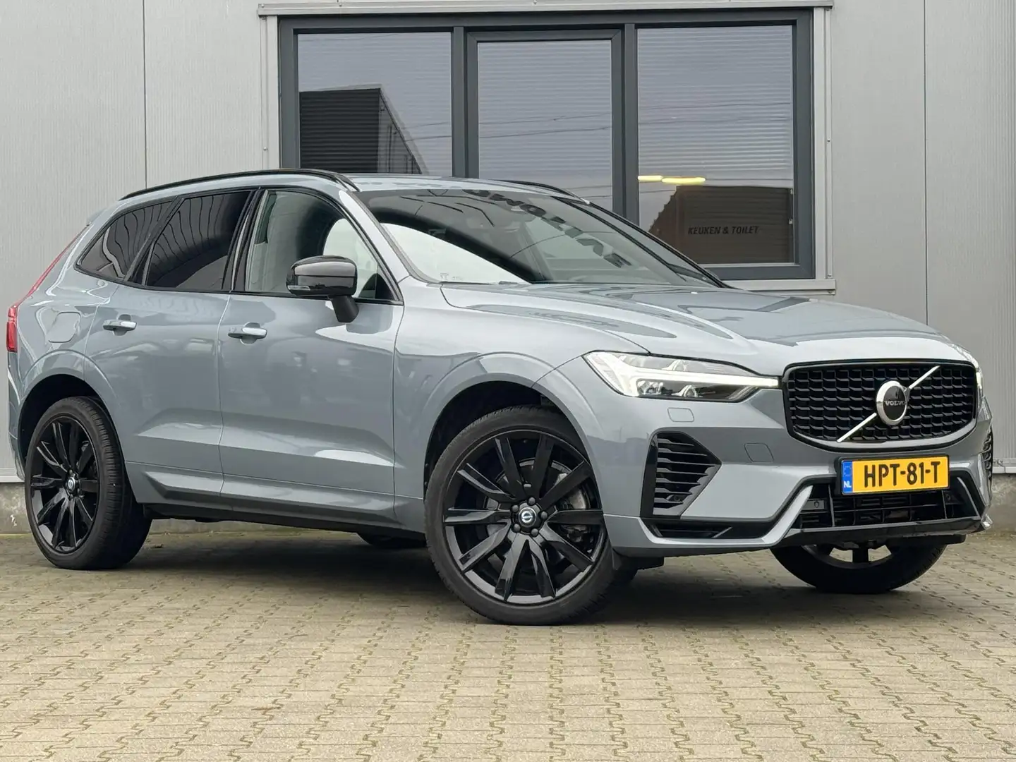 Volvo XC60 2.0 T6 Plug-in hybrid AWD R-Design 349 PK | Trekha Grijs - 2