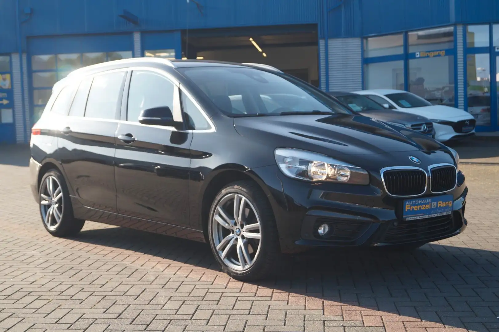 BMW 218 i Gran Tourer *Pano*AHK*Navi*Front*SHZ*PDC* Schwarz - 1